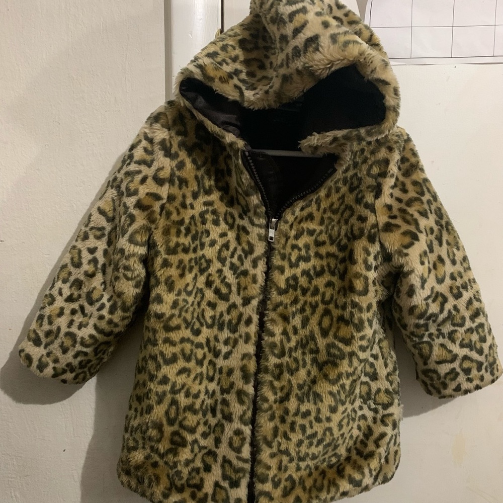 Warm Jaguar? Print Faux Fur coat 3t runs a little big